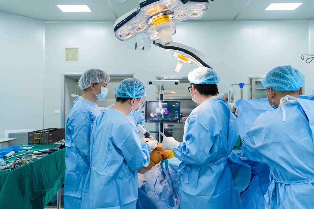 Vinmec kết hợp công nghệ in 3D và robot AI nâng tầm phẫu thuật thay khớp gối